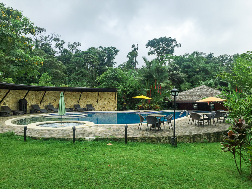 Pool and hot tub at Rio Celeste Hideaway Hotel