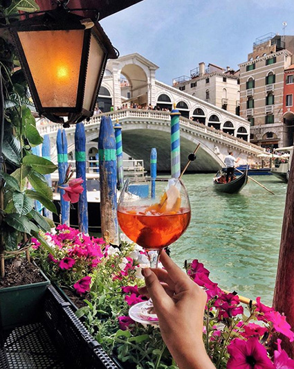 Aperol Spritz at Rialto Bridge @thedaydreamings